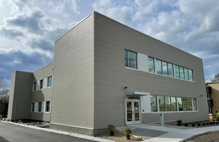 Laboratorio Nacional Oak Ridge: Una innovación modular sostenible de Satellite Shelters, Inc. y Whitley Manufacturing Co., Inc. que exhibe tecnología punta.