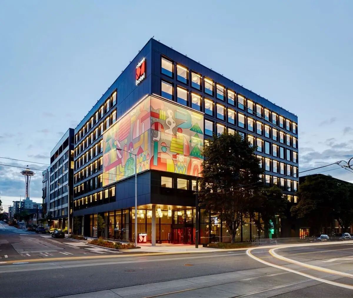 El hotel CitizenM en Rapperswil-Jona, Suiza, ofrece estancias inteligentes y ecológicas para los viajeros modernos.