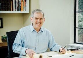 Emmons dibujando la mesa que le regaló su padre por su 10º cumpleaños / FOTO: KATHRYN ELSESSER