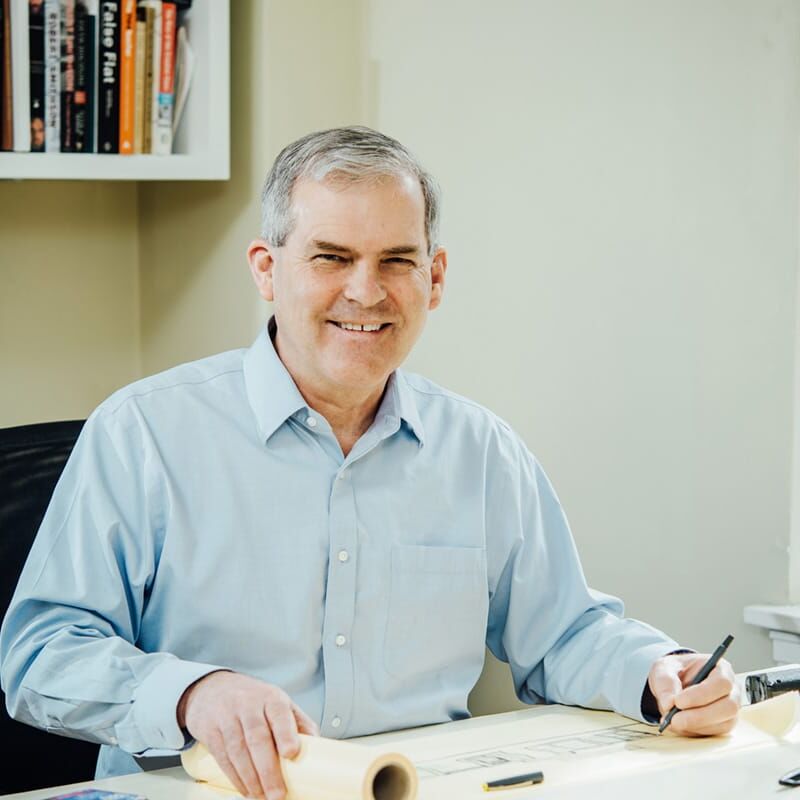 Emmons dibujando la mesa que le regaló su padre por su 10º cumpleaños / FOTO: KATHRYN ELSESSER