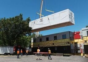 grúa bajando un edificio modular