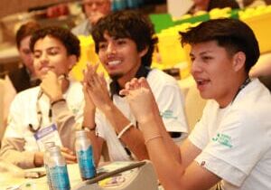 Los estudiantes asisten a World of Modular como parte del programa Rising Stars de Tremco